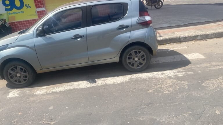 Carro estacionado sobre faixa de pedestres em Cruzeiro do Sul gera alerta para falta de respeito no trânsito