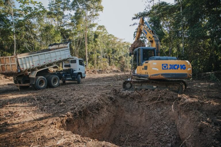Praia Grande recebe novo acesso após erosão ameaçar estrada às margens do Rio Juruá