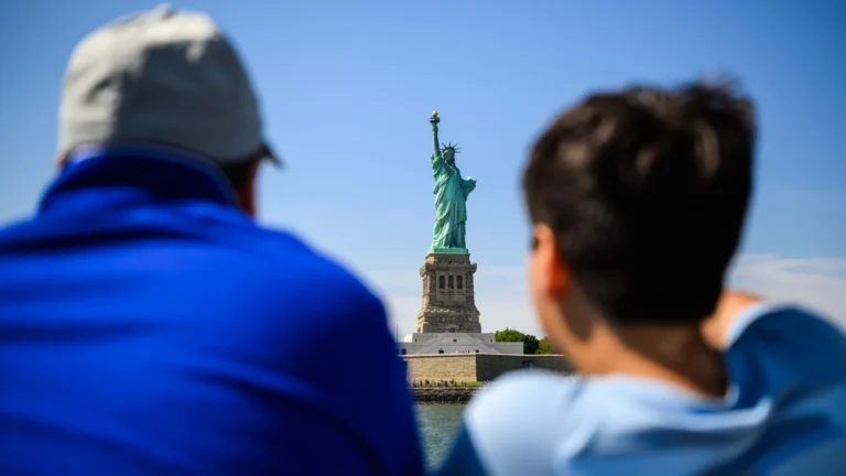 Passaporte dos EUA cai para 10º lugar em ranking global após duas décadas de perda de posição