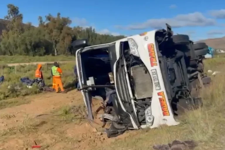 Capotamento de ônibus deixa 16 mortos e 20 feridos na África do Sul