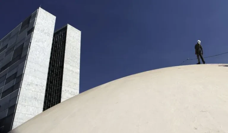 Emendas ao SUS financiam mais itens de escritório do que equipamentos de saúde, aponta estudo