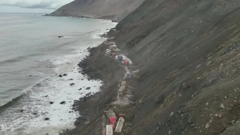 Deslizamento de terra no Peru provoca fila de 10 km de caminhões em rodovia