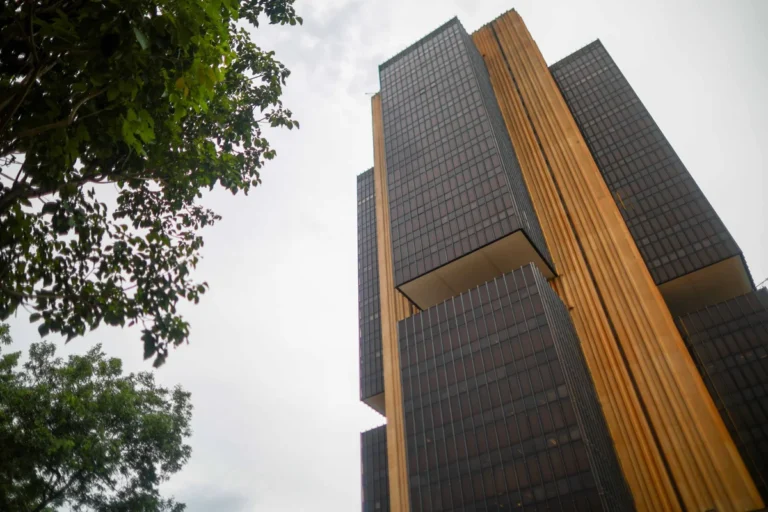 Brasileiros ainda têm R$ 5,1 bilhões esquecidos em bancos, aponta Banco Central