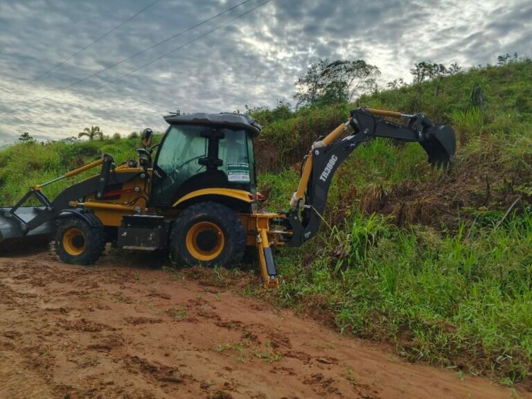 Moradores do Ramal Cachoeira, em Tarauacá, cobram recuperação de estrada e denunciam máquinas paradas