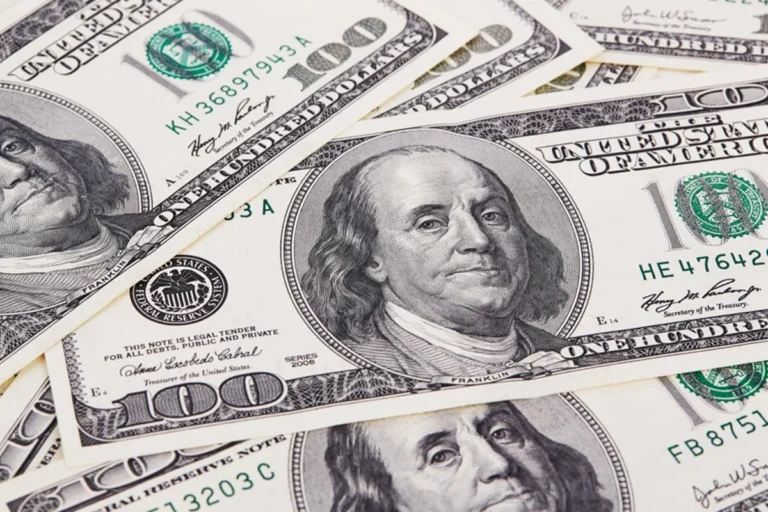 Dólar sobe a R$ 5,21 e Bolsa recua com tensão sobre tarifas e cenário eleitoral