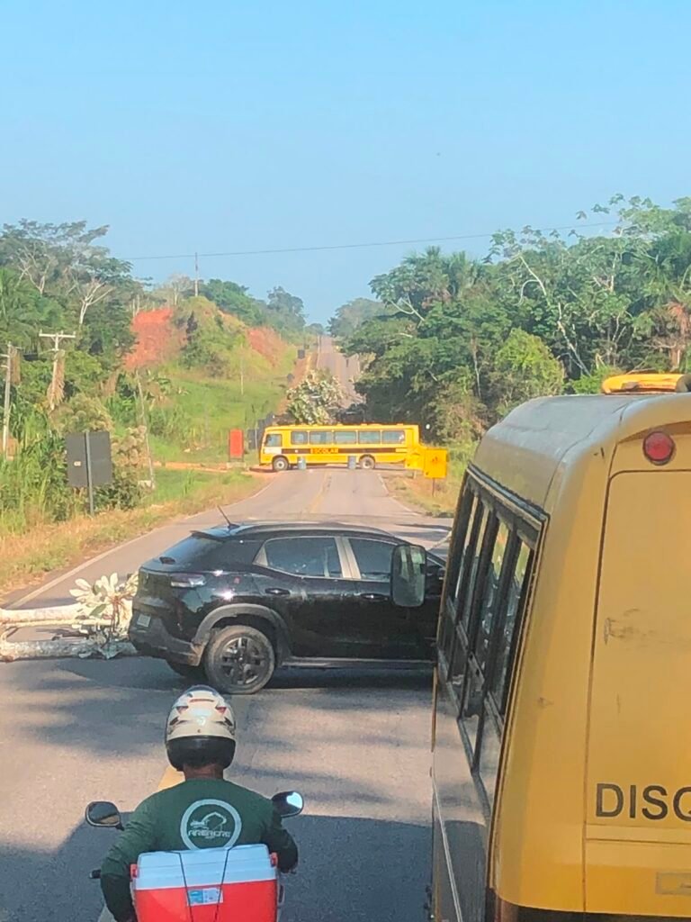 Indígenas interditam BR-364 em Cruzeiro por melhorias em acessos às aldeias