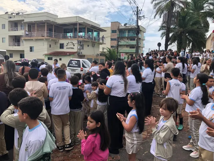 Alunos e funcionários de escola se despedem de José Araújo da Silva, menino de 11 anos vítima de afogamento em Cruzeiro do Sul