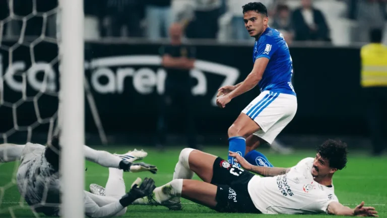 Cruzeiro vence Corinthians por 2 a 1 e se aproxima do G4 do Brasileirão