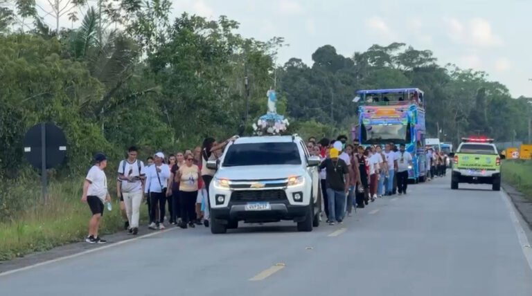 Caminhada da Juventude com Maria reúne fiéis de Rodrigues Alves e Cruzeiro do Sul durante Novenário de Nossa Senhora da Glória