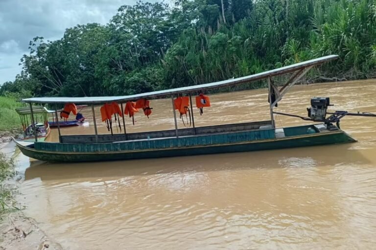 Sem receber salários, barqueiros do transporte escolar anunciam paralisação em Tarauacá