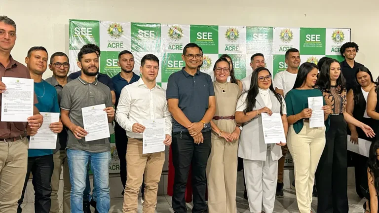 Educação empossa 21 novos servidores efetivos para reforçar escolas de Cruzeiro do Sul