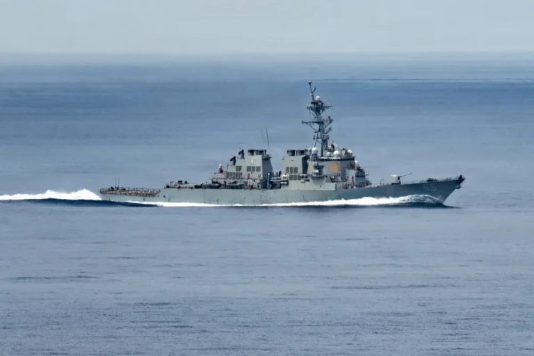 Navio de guerra dos EUA fica quatro dias sem energia no Mar da China Meridional