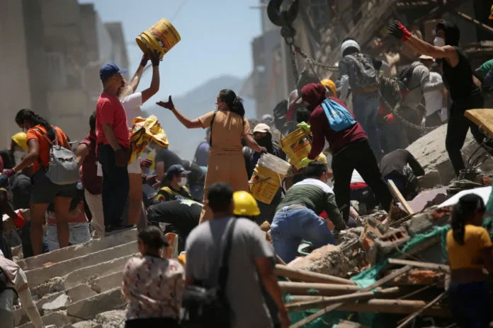 Pessoas-removem-escombros-no-local-de-um-predio-danificado-apos-terremoto-em-Pereira-na-Colombia