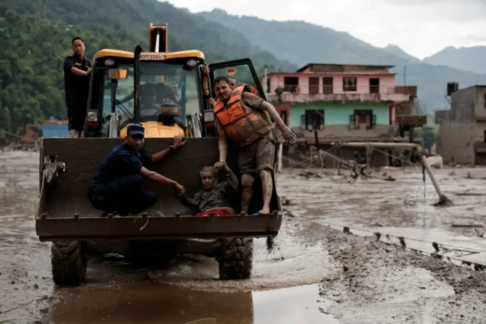 Sobrevivente-e-transportado-em-escavadeira-apos-enchente-repentina-em-Trishuli-no-distrito-de-Nuwakot-no-Nepal
