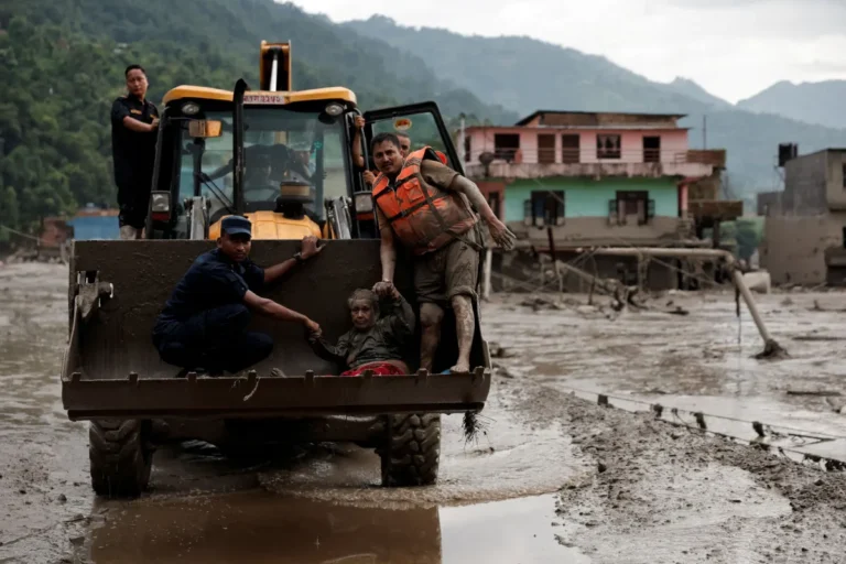 Enchentes na fronteira entre Nepal e China deixam mais de 900 mortos