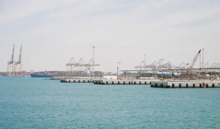 Navio-tanque é atingido por projétil no Mar Vermelho, próximo à costa da Arábia Saudita