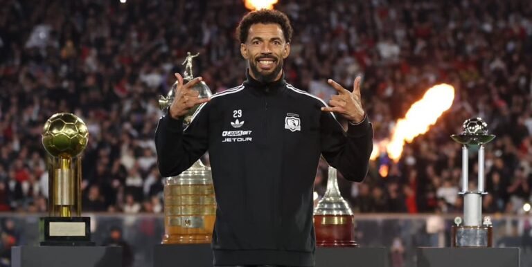 Vozinha recebe recepção calorosa no Chile e conquista torcida do Colo-Colo