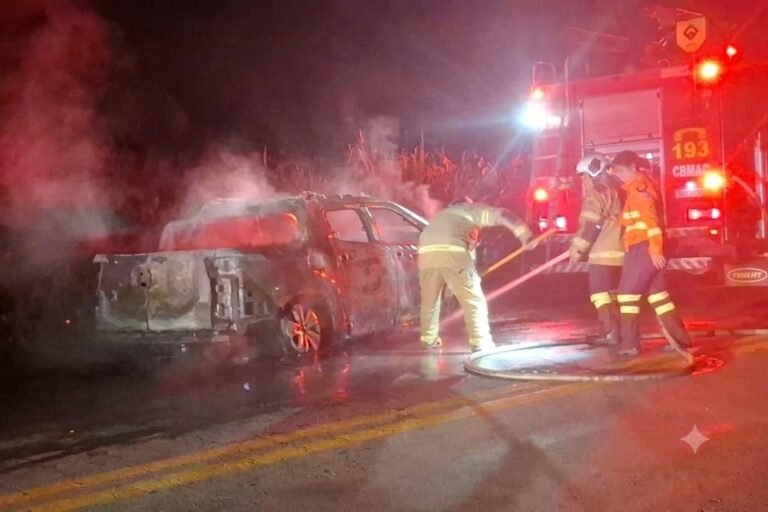 Colisão entre caminhonetes na BR-364 deixa quatro feridos e veículo é destruído por incêndio em Senador Guiomard