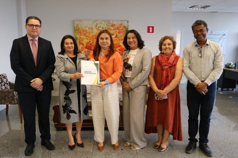 TCE-AC entrega ao TRE-AC lista de responsáveis com contas rejeitadas para fins de análise dos registros de candidatura