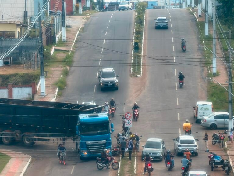 Motociclista fica ferido após colisão com caminhão em Cruzeiro do Sul