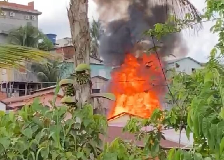 Incêndio trágico atinge residência de madeira e ameaça casas vizinhas em Cruzeiro do Sul