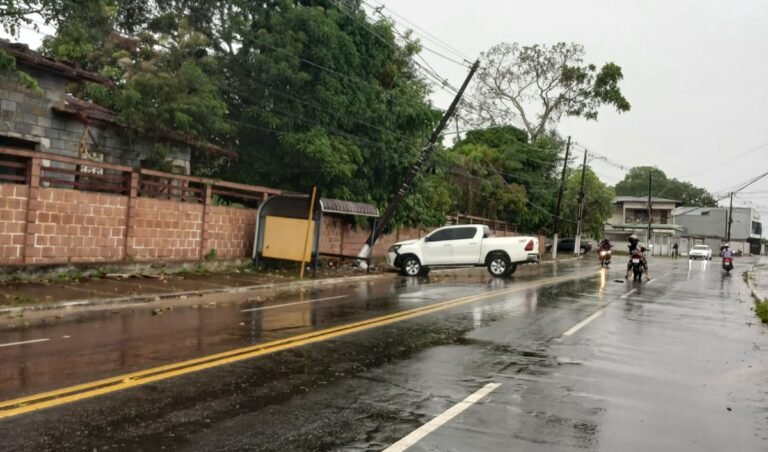 Durante chuva, terceiro acidente é registrado no Vale do Juruá; Carro derruba poste na Avenida 25 de Agosto