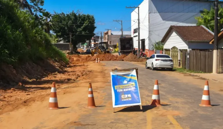 Avenida Copacabana tem interdição parcial durante obras de drenagem em Cruzeiro do Sul