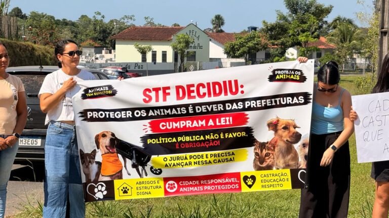 Apoiadores da causa animal fazem manifestação em frente ao Centro de Zoonoses de Cruzeiro do Sul e cobram a retomada de castrações e vacinação