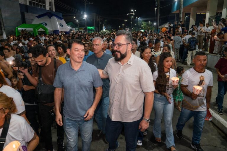 Ao lado de apoiadores o pré-candidato a governador, Alan Rick, participa de procissão que homenageia Nossa Senhora da Glória