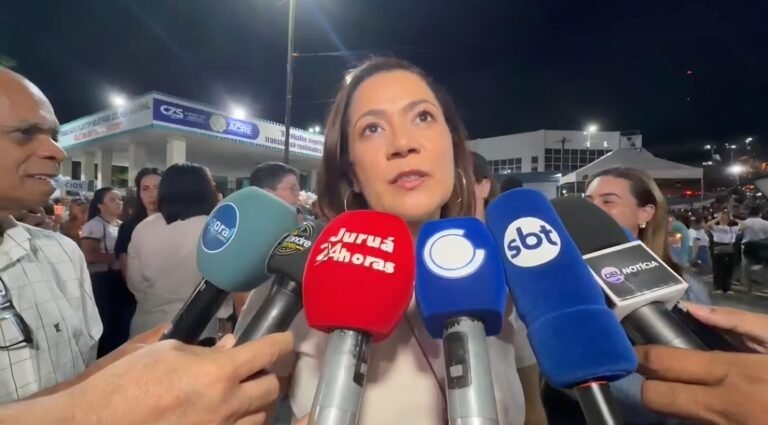Durante a última noite de Novenário, pré-candidata ao governo, Mailza Assis, destaca fé, cultura e importância do evento para o fortalecimento do Juruá