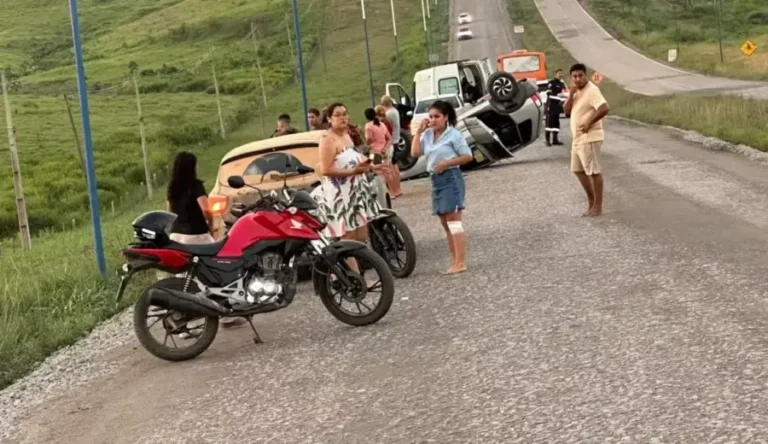 Criança de 8 anos e idoso ficam feridos após acidente com três veículos na BR-364