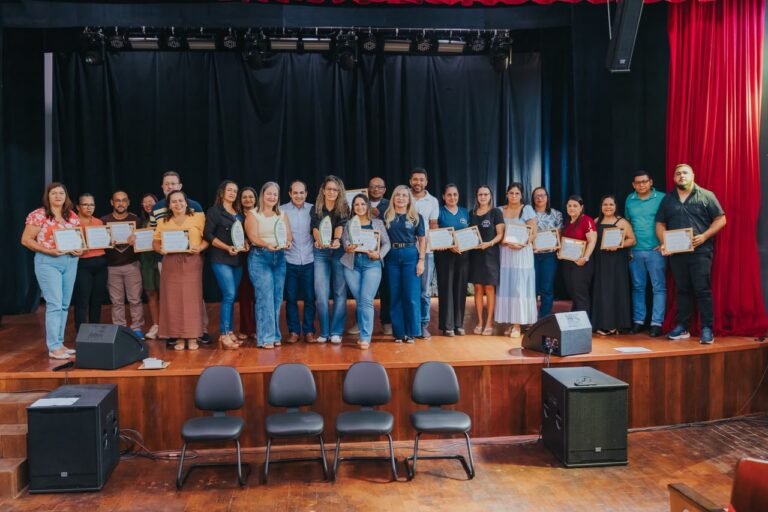 Prefeitura de Cruzeiro do Sul homenageia escolas pelos avanços no Ideb e anuncia aumento no repasse da merenda escolar