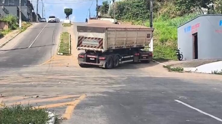 Mais uma vez: carreta não vence subida e causa transtornos no trânsito de Cruzeiro do Sul