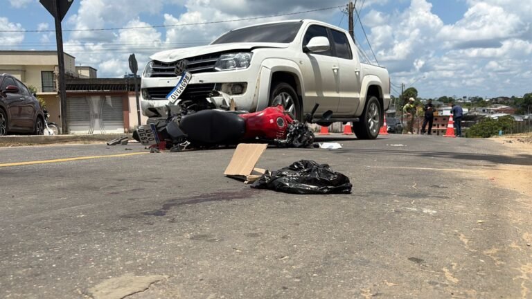 Colisão entre motocicleta e caminhonete deixa motociclista ferido nas proximidades da Granja Carijó