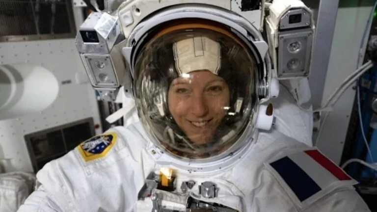 Sophie Adenot se torna a primeira francesa a realizar caminhada espacial