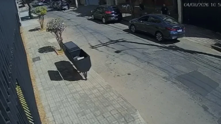 Homem de 71 anos leva socos e chutes após cão encostar em carro em BH