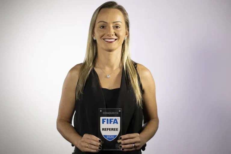 Melhor VAR do Brasileirão Feminino em 2025, Charly Deretti estreia como árbitra na Série A