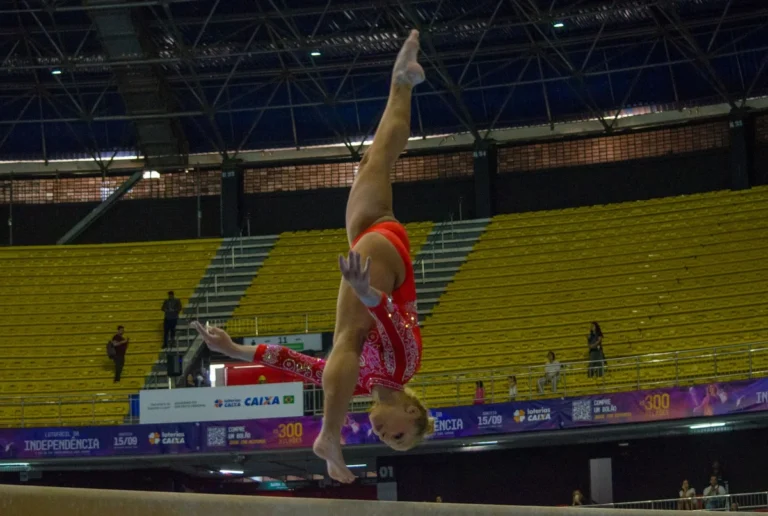 Flávia Saraiva lidera três aparelhos na abertura do Brasileiro de Ginástica Artística