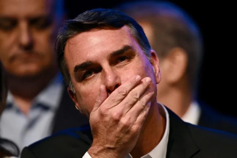 Flávio Bolsonaro tem registro de candidatura travado após aparecer filiado ao Partido Missão