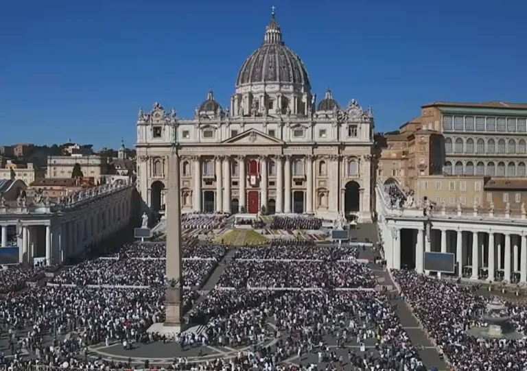 Cardeal do Vaticano exige fim da guerra durante visita à Rússia