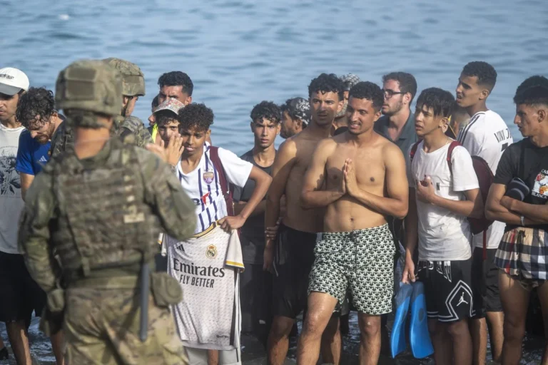 Crise migratória em Ceuta leva UE a convocar reunião de emergência