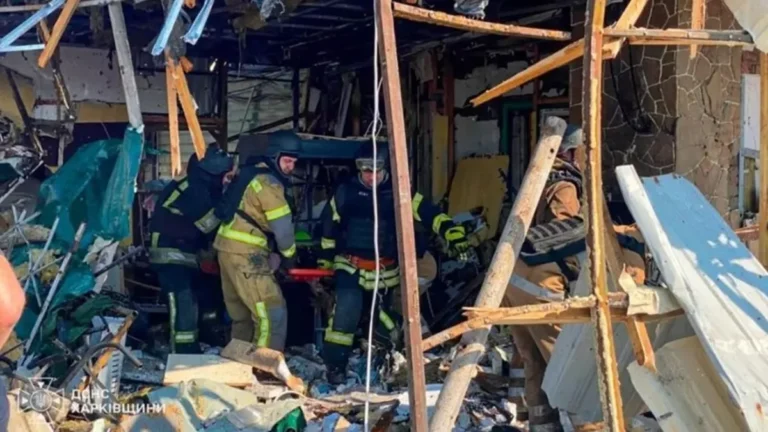 Bombardeio russo deixa 10 mortos na Ucrânia; Zelensky promete resposta