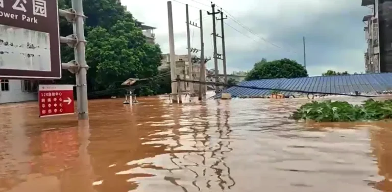 Tufão Narra provoca enchentes e deixa 54 mil pessoas desalojadas na China