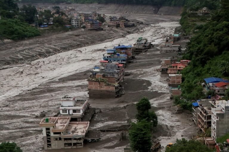 Risco de nova enxurrada suspende temporariamente resgates após tragédia no Nepal