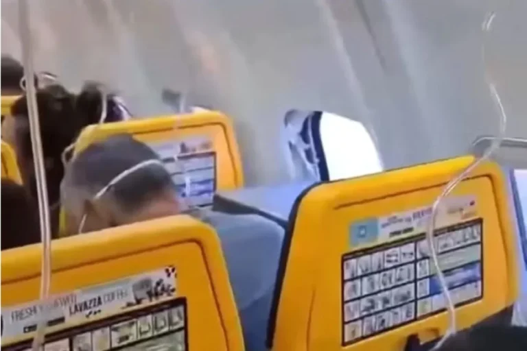 Destroço de motor quebrou janela e quase sugou passageiro para fora de avião na Grécia