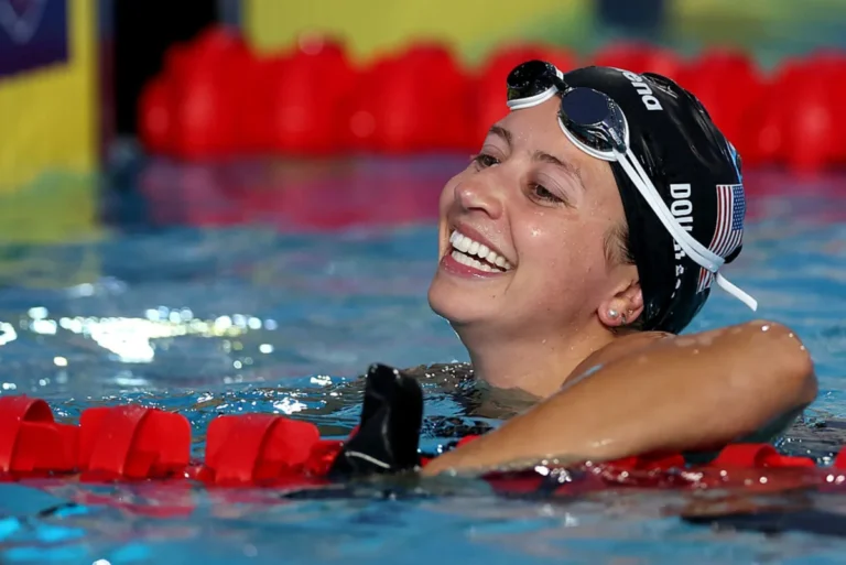 Kate Douglass quebra o recorde mundial dos 50 metros livres duas vezes em nove horas
