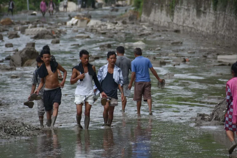 Nepal e Tibete registram 626 mortos e 2.426 desaparecidos após deslizamento