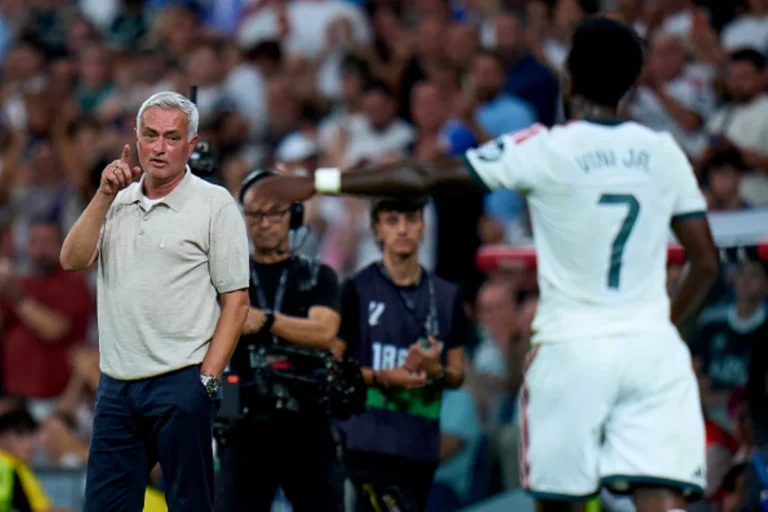 Mourinho explica saída de Vini Jr. após gol pelo Real Madrid: “Olha os fãs”