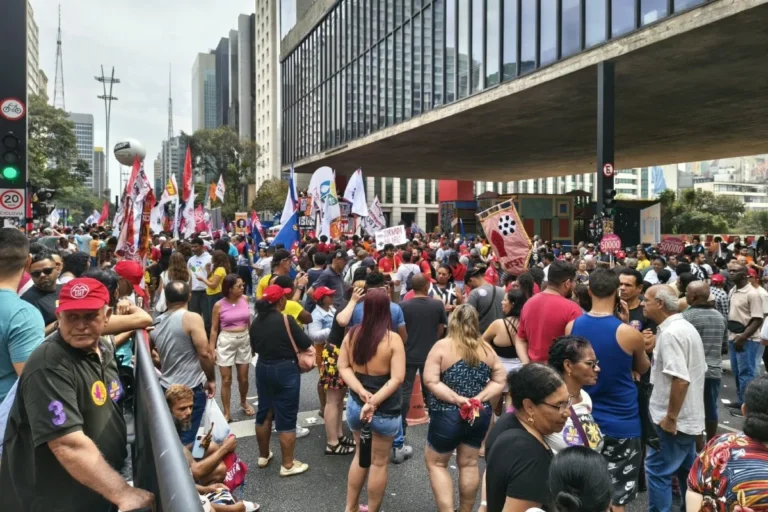 Ato pelo fim da escala 6×1 reúne centenas de manifestantes na Avenida Paulista