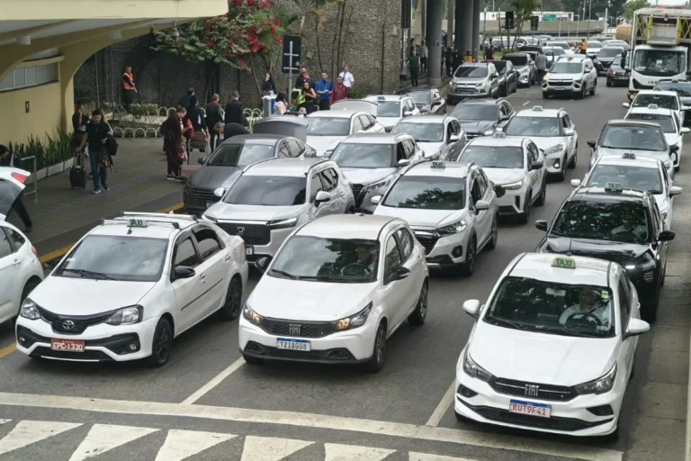 Medo de assaltos faz taxistas pedirem que passageiros guardem celulares em São Paulo